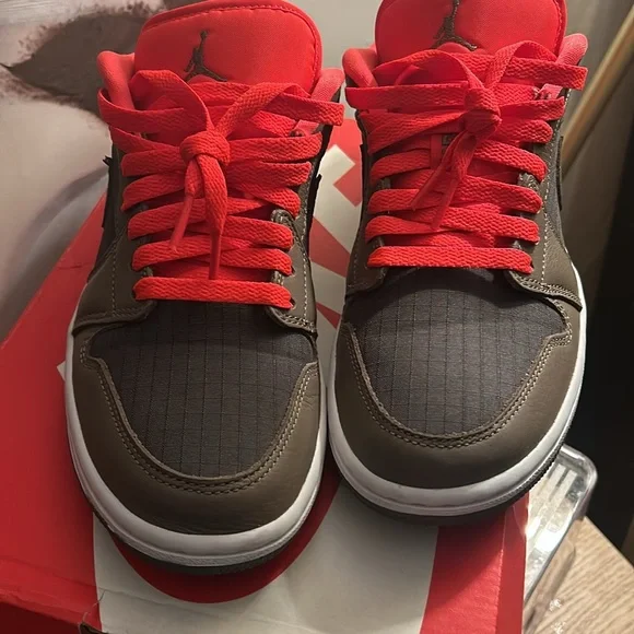 EUC - Air Jordan 1 Low SE 'Black Olive Bright Crimson' Size M7/W8.5 - Picture 2 of 4